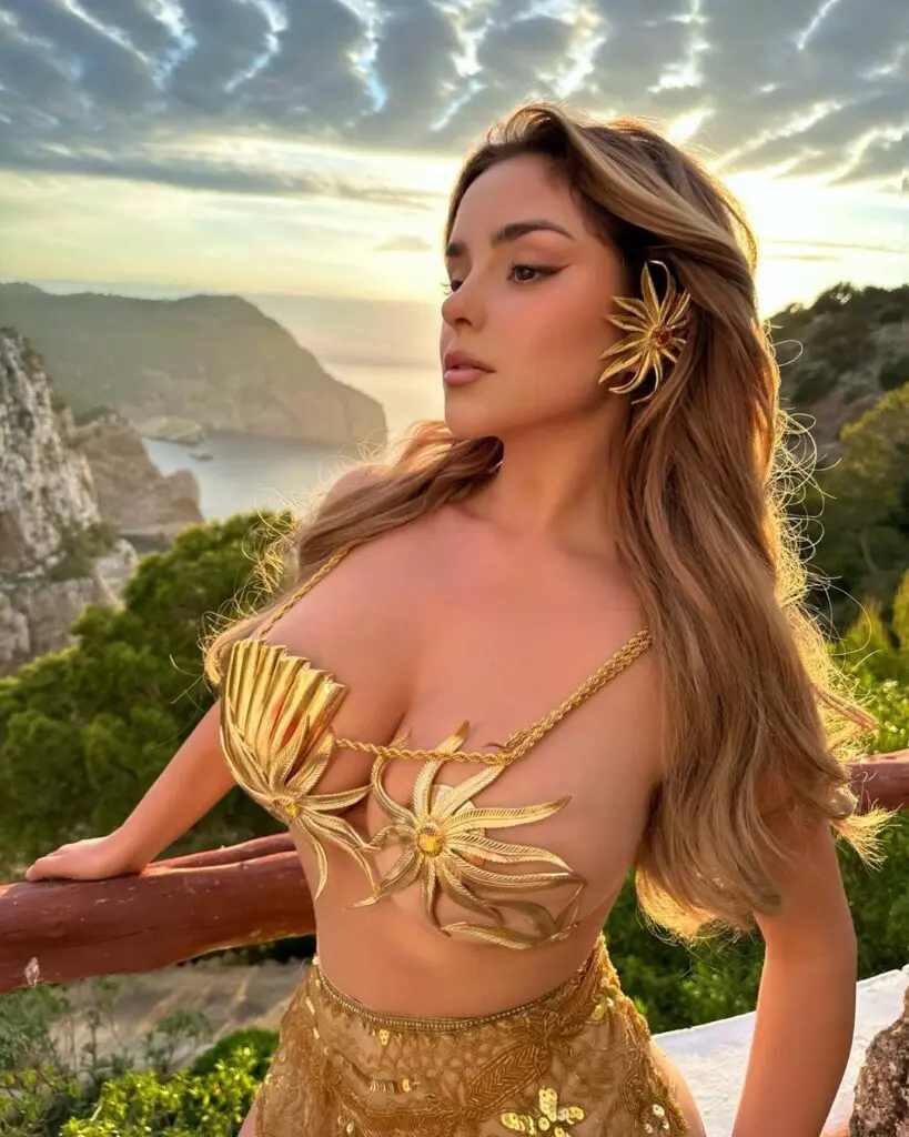 Demi Rose daes to conquer the mounti, adorned with a tiy goldn piece, as she wis yet another dul agist padisiacal sceney.