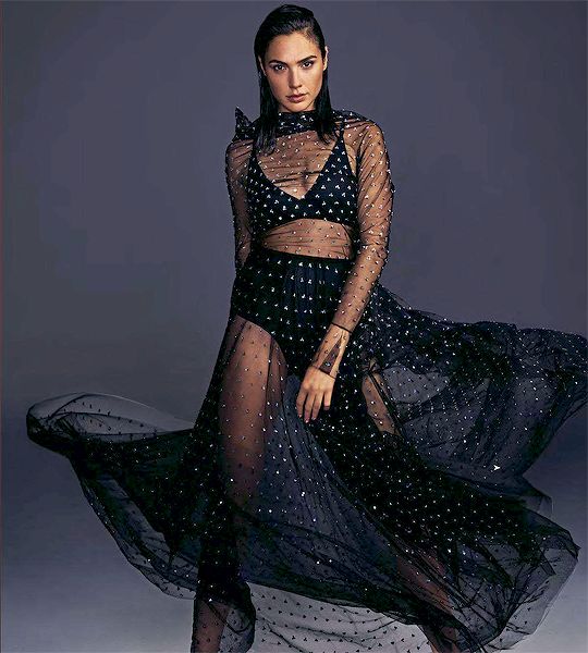 Gal Gadot Radiates Effortless Style in Glamour UK – A Fashion Lover’s Dream