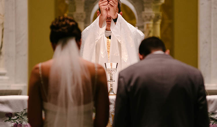 Man Discovers His Bride’s Betrayal – Shows Up at the Altar Holding a Remote Control